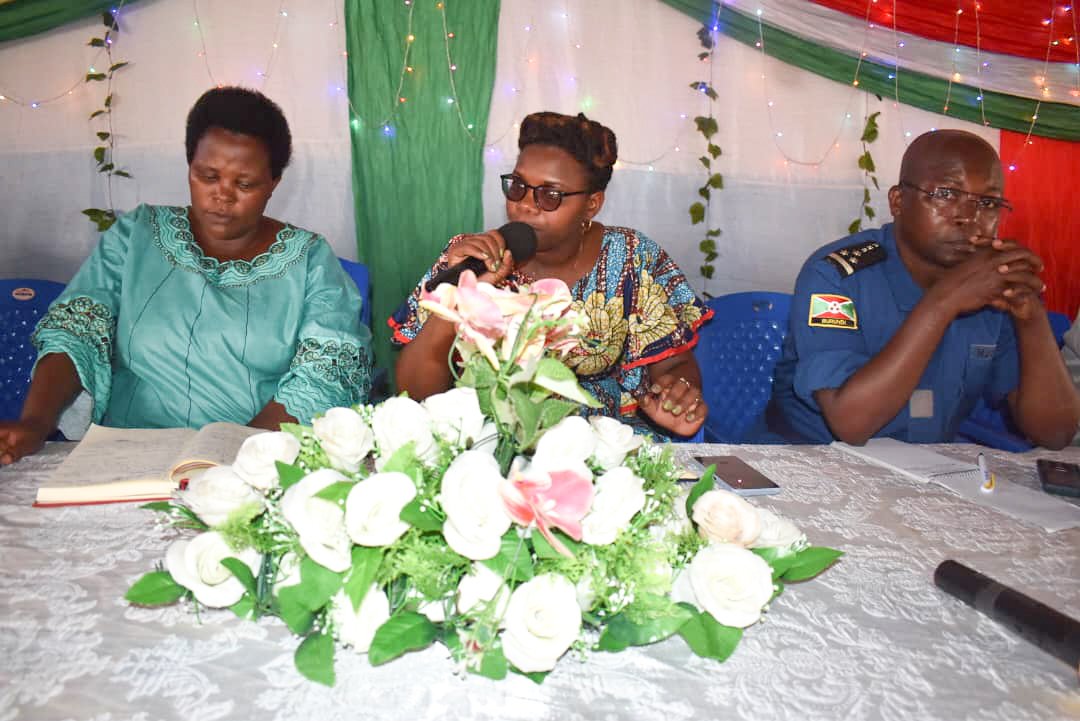 burungaProvince's tweet photo. Ce 11 Avril 2024,le Gouverneur de @makambaProvince,@TNcutinamagara en compagnie des chefs des services provinciaux a effectué des descentes de travail ds les zones de #Kabonga & #Muyange en @CommunNylac pr échanger & répondre sur les préoccupations & les doléances de la populatio https://t.co/XUNOi66tmm