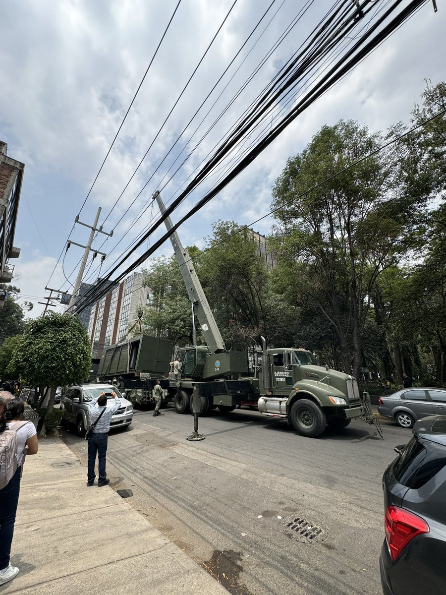 Chirrispeare's tweet photo. En 2 días Pasamos del “No pasa nada” a tener DOS Plantas Potabilizadoras del Ejército en la Benito Juárez...esto además de tener mas de 20 vehículos de PEMEX, SEDENA, Guardia Nacional y Policia Capitalina y mas de 50 soldados custodiando un Pozo "No contaminado". Gobierno Honesto https://t.co/ywWbITfqe5