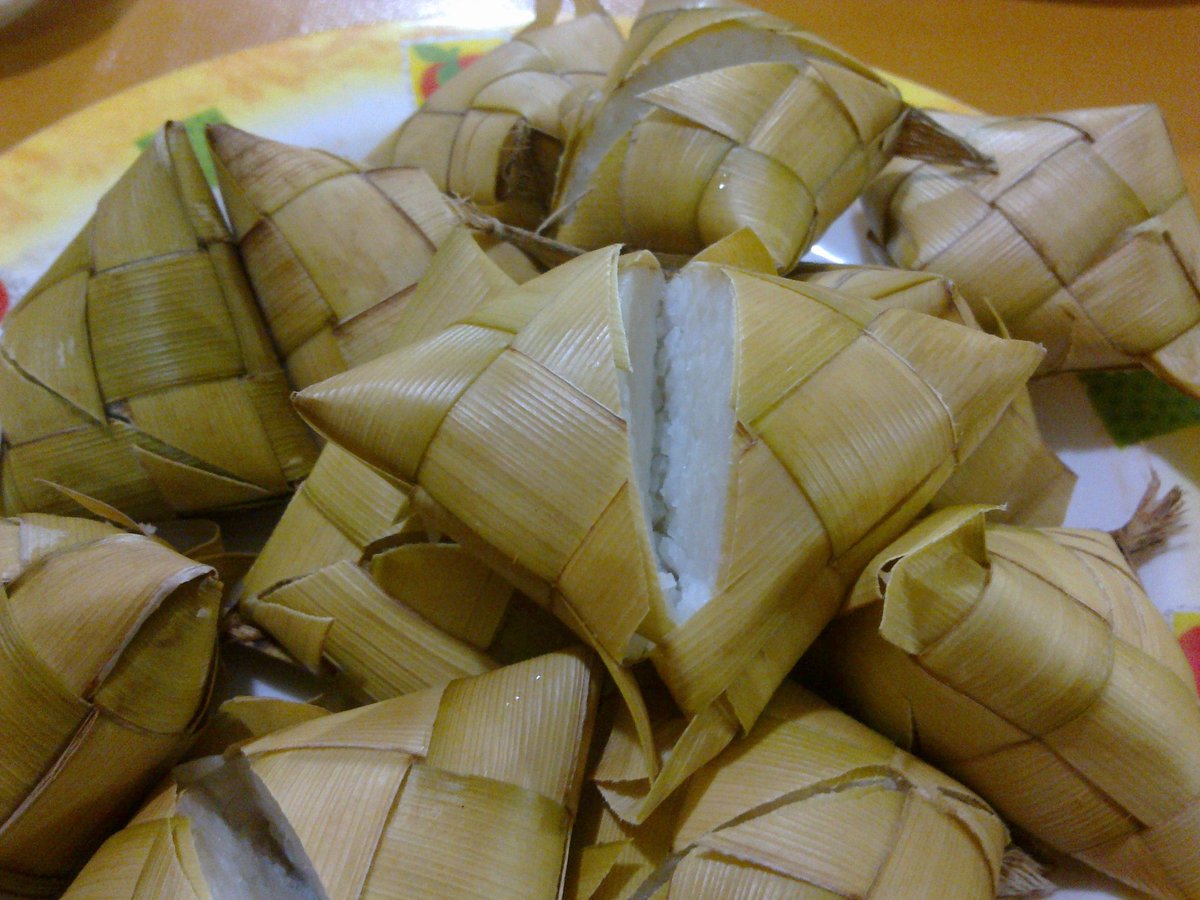 Di negara Filipina ada Ketupat yang bernama Puso.

Pada zaman pra-kolonial, Puso merupakan sejenis 'sajian' untuk Diwata selain dijadikan hidangan pada hari-hari kebesaran.

Sebelum jadi ikon #HariRaya, mungkin ketupat juga ada unsur-unsur yang sama di 🇲🇾 🇮🇩 pra-Islamisasi.