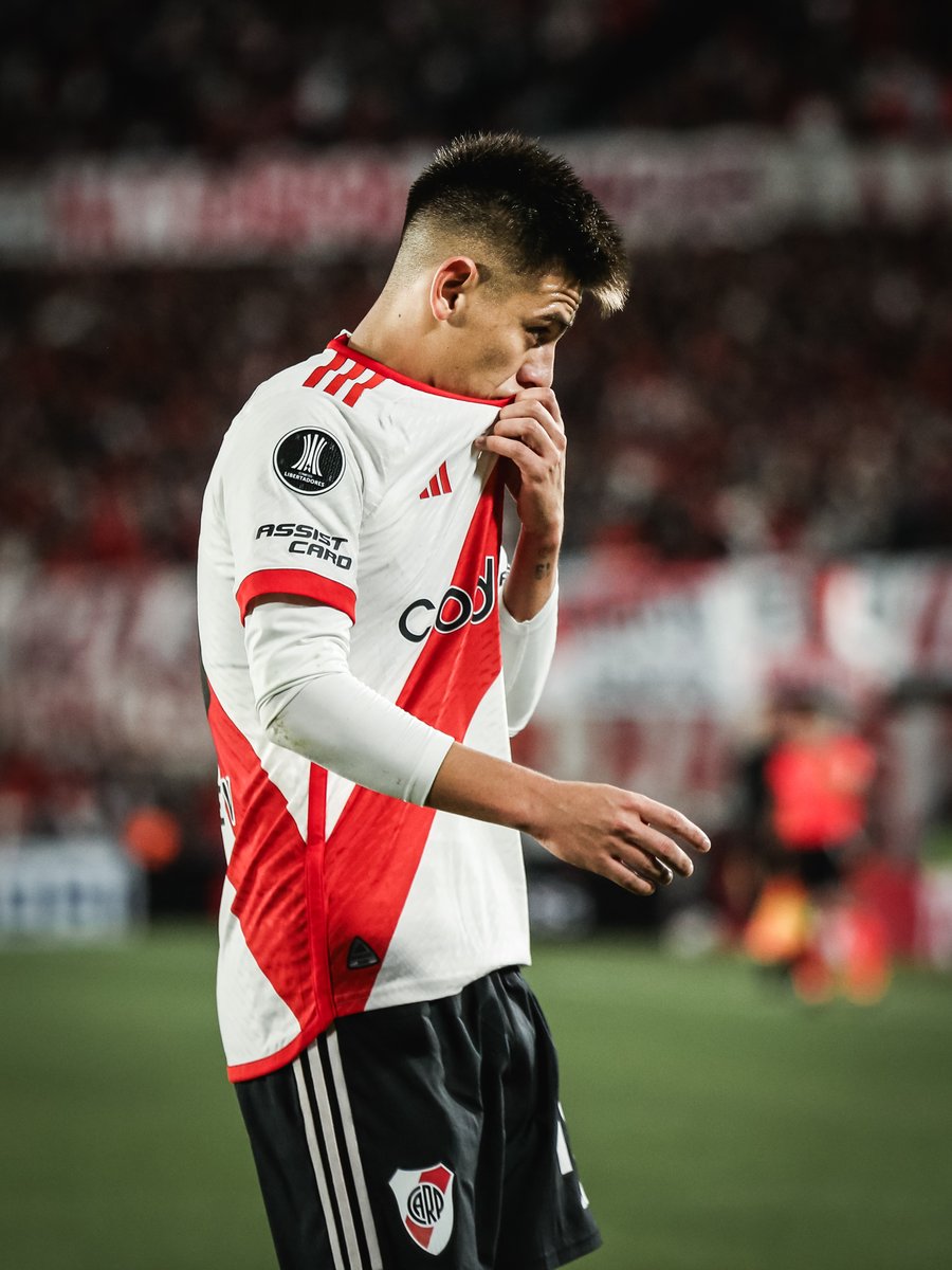 💪⚪🔴 ¡Talento y actitud! El Diablito Echeverri dejó todo en su primera noche como titular en la CONMEBOL #Libertadores con la camiseta de @RiverPlate. 🏆#GloriaEterna