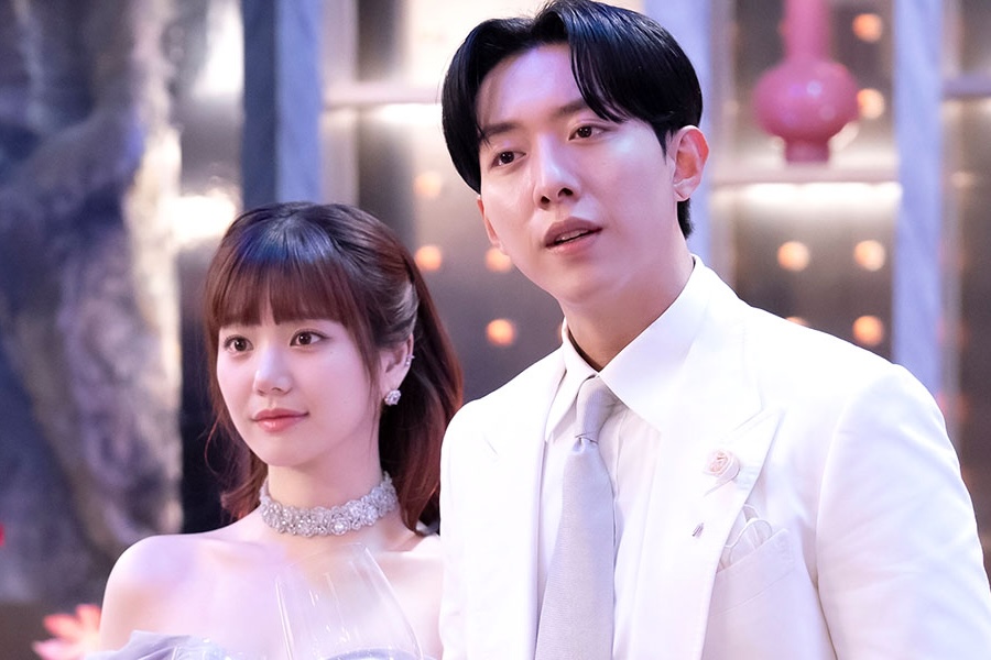 soompi's tweet photo. #LeeYooBi And #LeeJungShin Invite Villains To Their Engagement Party In "#TheEscapeOfTheSevenResurrection"
https://t.co/uHSWLHDoNZ https://t.co/yOtNBhAD9O