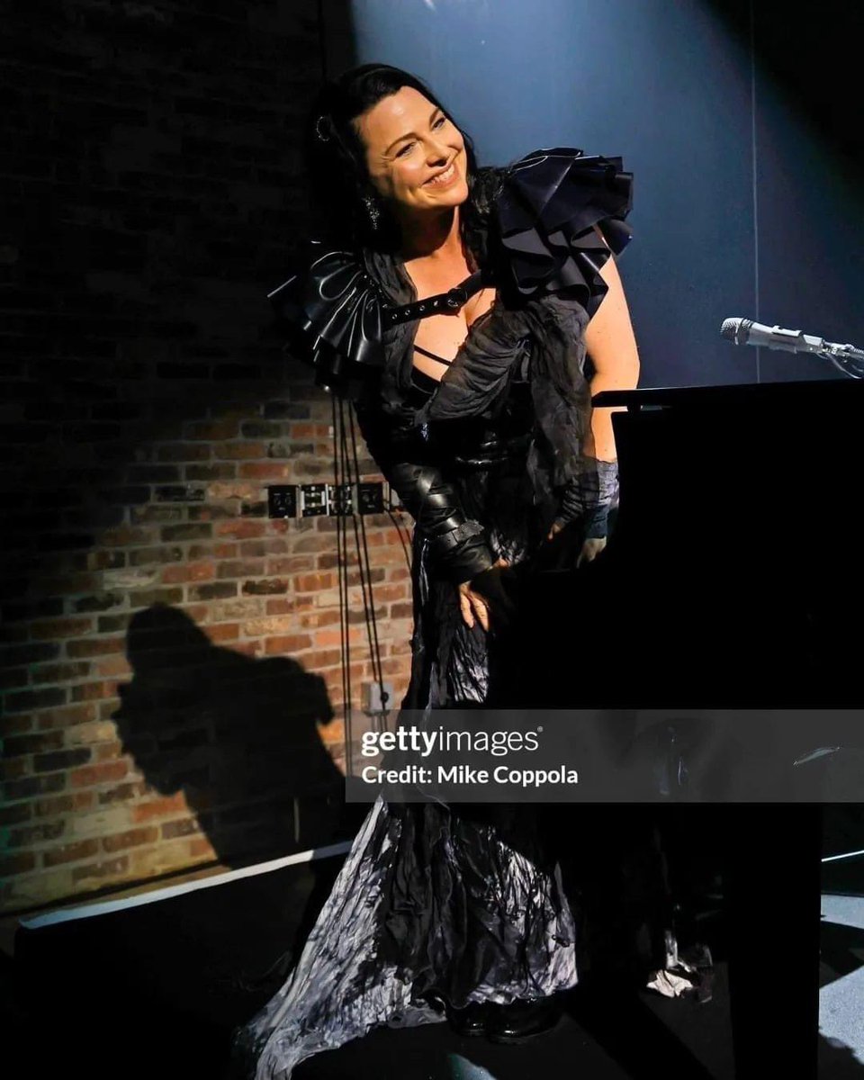 Evan_Chile's tweet image. Amy anoche en la Black Carpet de AMC. En el evento tocó Bring Me To Life junto a Dave Eggar (Cellista que ha tocado junto a Amy y Evanescence desde la era The Open Door, parte del proyecto Aftermath)