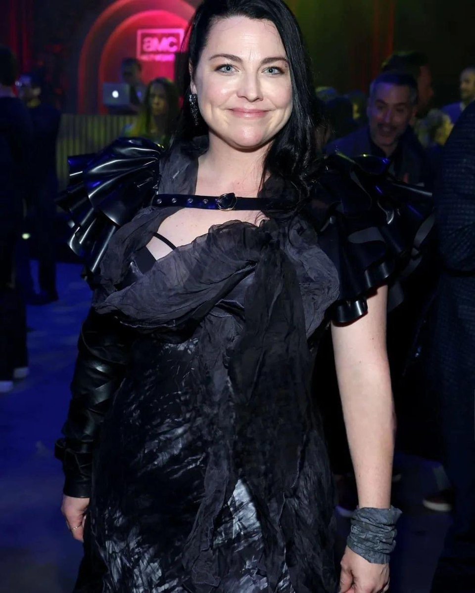 Evan_Chile's tweet image. Amy anoche en la Black Carpet de AMC. En el evento tocó Bring Me To Life junto a Dave Eggar (Cellista que ha tocado junto a Amy y Evanescence desde la era The Open Door, parte del proyecto Aftermath)