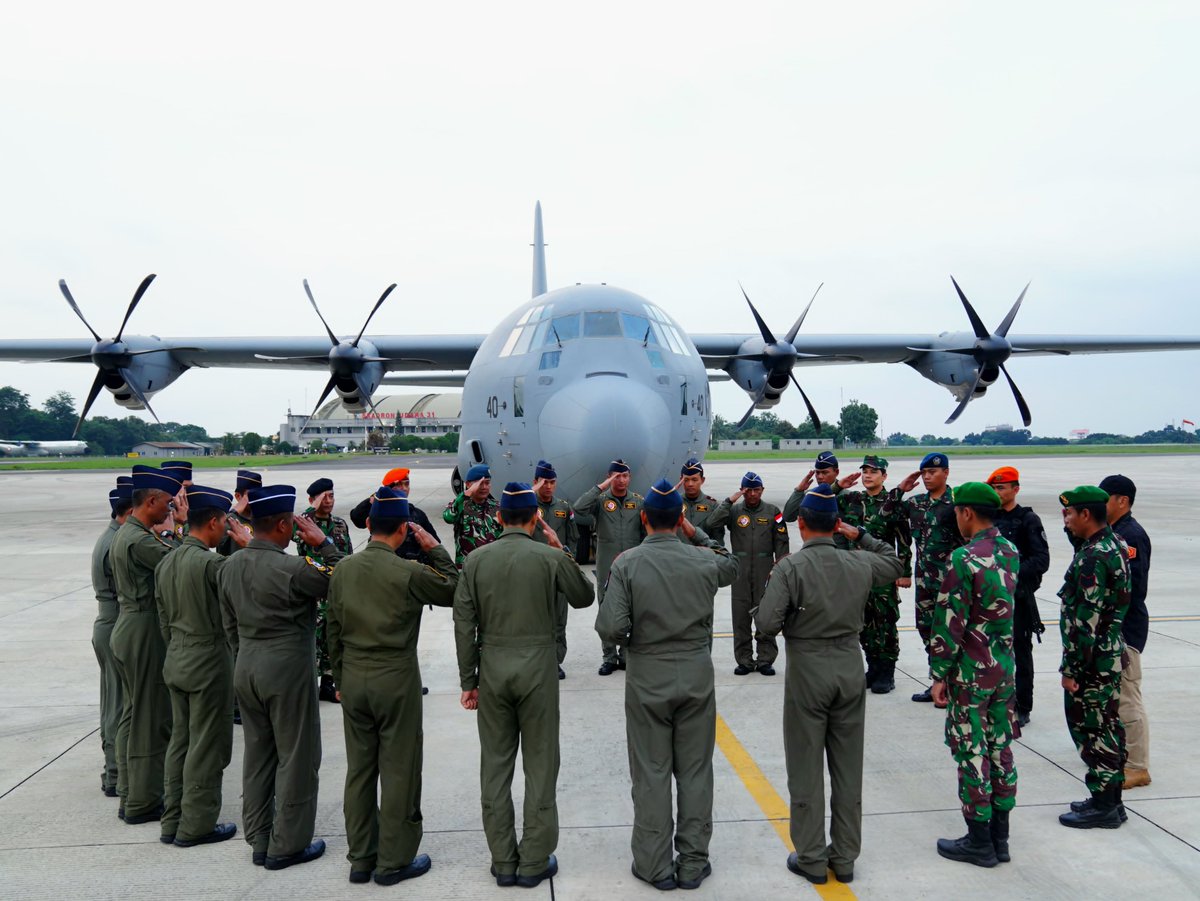 Panglima TNI sambut kedatangan Hercules TNI AU C-130 J yg telah sukses membawa misi kemanusiaan utk masyarakat Gaza di Base Ops Lanud Halim Perdana Kusuma, Kamis, 17.00 WIB (11/4/2024). tni.mil.id/view-239626-pa… #tniprima #profesional #responsif #integratif #modern #adaptif