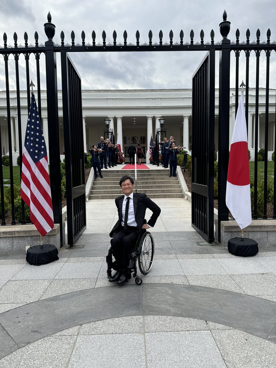 I am honored to be invited to a state dinner at White House. ホワイトハウスから招待を頂き、 晩餐会に参加しました。