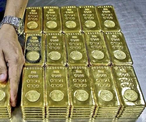 Investingcom's tweet image. ⚠️ BREAKING:

*GOLD PRICES RISE ABOVE $2,400/OZ FOR FIRST TIME IN HISTORY 

$GC_F $GLD