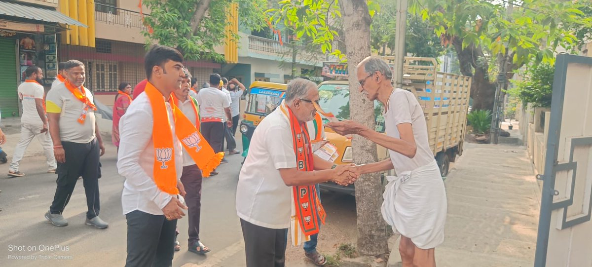 ಬೆಂಗಳೂರು ಕೇಂದ್ರ ಲೋಕಸಭಾ ಕ್ಷೇತ್ರದ ಬಿಜೆಪಿ ಅಭ್ಯರ್ಥಿ ಶ್ರೀಪಿಸಿ ಮೋಹನ್ ರವರ ಪರವಾಗಿ ಕಾರ್ಯಕರ್ತರ ಜೊತೆಗೂಡಿ ರಾಜಾಜಿನಗರ ಕ್ಷೇತ್ರದ ಬಸವೇಶ್ವರನಗರ ವಾರ್ಡಿನ ಸಾಣೆ ಗುರುವನಹಳ್ಳಿ ಹಾಗೂ ಬೋವಿ ಕಾಲೋನಿಗಳಲ್ಲಿ ಮತಯಾಚನೆ ಮಾಡಲಾಯಿತು.