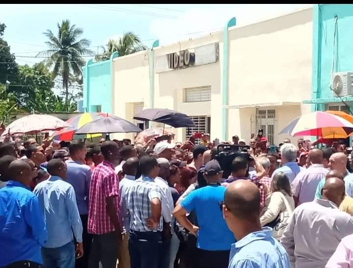 Y el pueblo de #Contramaestre acogió a @DiazCanelB en una muestra de respaldo a la Revolución. 
#YoSigoAMiPresidente 
#SantiagoDeCuba