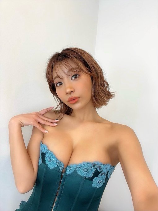 ぐもにん☀️  今週の「週刊実話」 表紙＆巻頭グラビア担当しています💙  コンビニや書店でGETしてねえええ🐬💙 https://t.co/SzIwK7UQPX