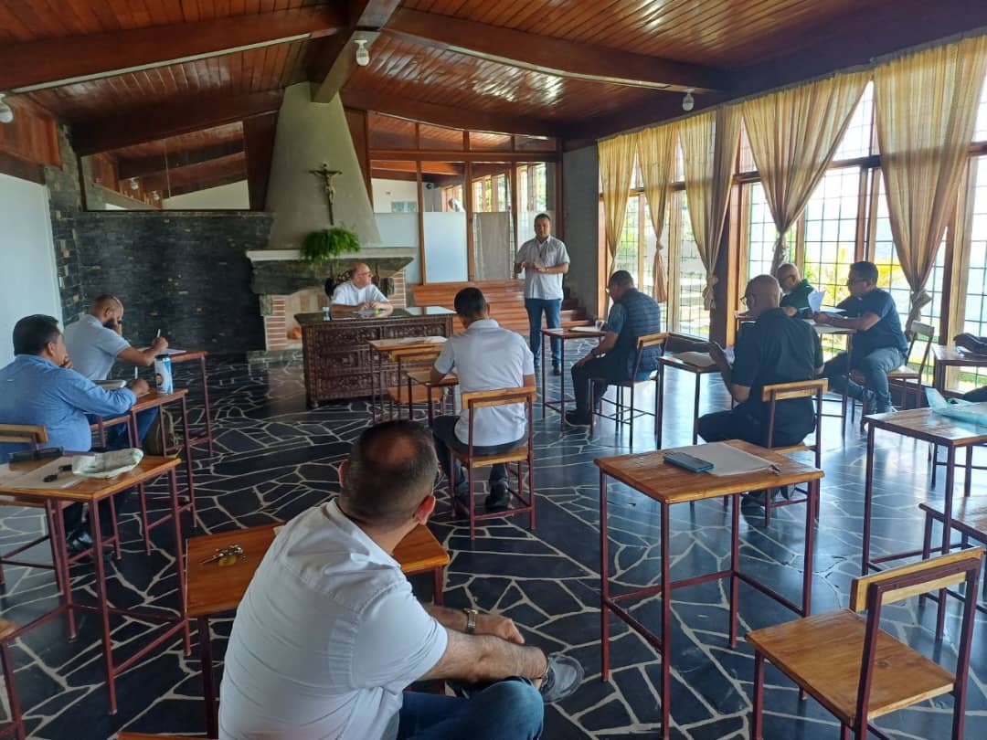 Arzobispo de Tegucigalpa visita Venezuela.
•
Esta semana, los sacerdotes de la Congregación de la Misión de la Región Venezuela, conocidos como los Padres Vicentinos, Lazaristas o Paúles  participan en un retiro espiritual, guiados por una figura familiar y profundamente
