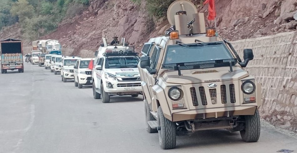 Setting a trademark of bravery and patriotic spirit, a Village Defence Committee (VDC) member in one of the villages falling ahead of Anti-Infiltration Obstacle System (AIOS), referred to as LoC fence, in Nowshera sector of Rajouri. #JammuKashmir