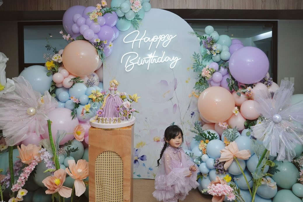 inquirerdotnet's tweet photo. HAPPY BIRTHDAY, FELIZE! 🦋💜

LOOK: Actors Elisse Joson and McCoy de Leon threw an adorable Rapunzel-themed birthday party for their daughter Felize, who turned 3. | 📸: Joson/Instagram

Visit https://t.co/SJREtQ99ZH for updates, stories and more. https://t.co/fMxONbFuLc