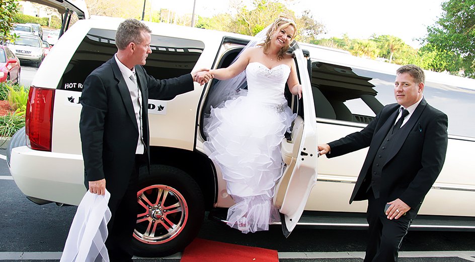 Make your grand entrance unforgettable. Our wedding limos in Philadelphia are the perfect blend of elegance and sophistication. phillylimorentals.com/wedding-limo-s… #PhillyBride #WeddingDay