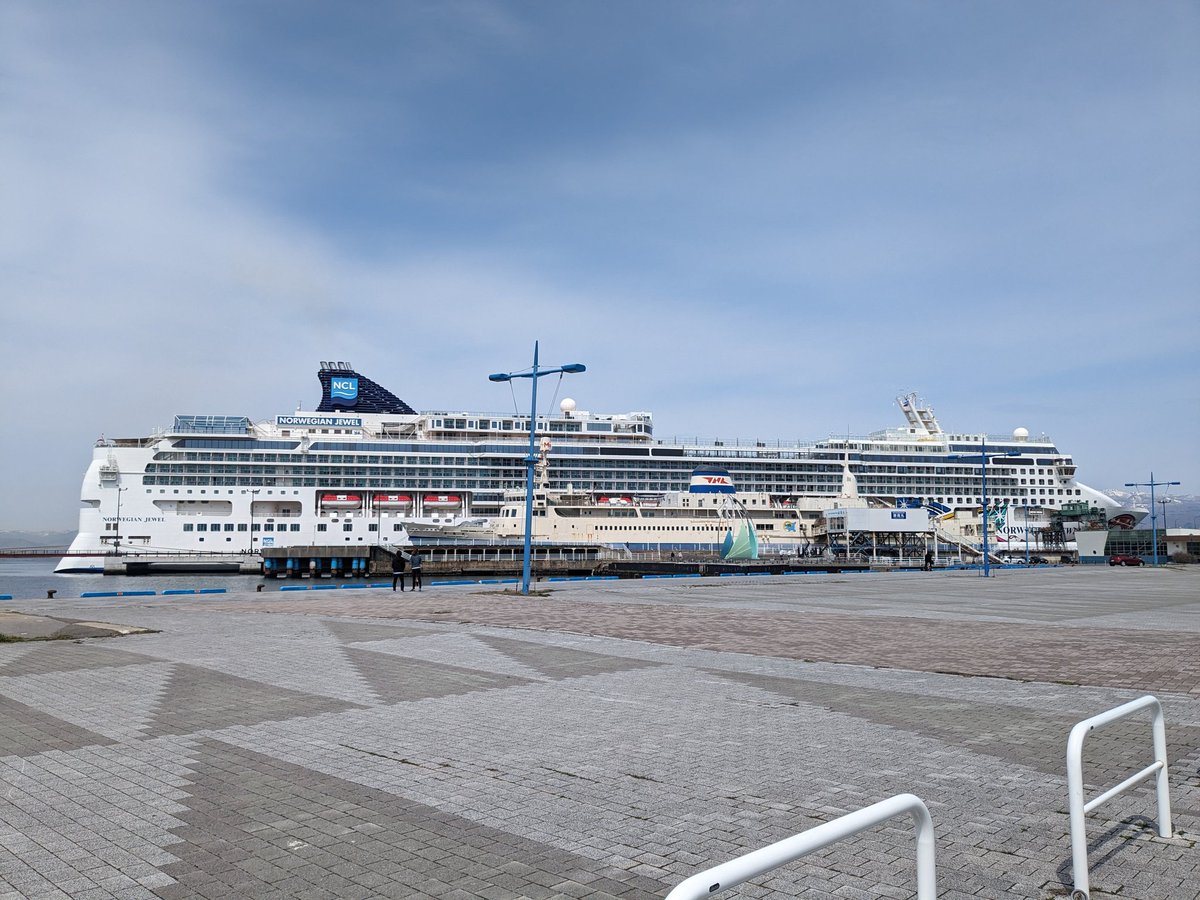 函館は今日から大盛況の名探偵コナンの上映がスタートしました🎬✨ 
さらに昨日からは豪華客船も立ち寄り、華やかな雰囲気が漂っています🚢✨ 
#企業公式フォロー 
#春のフォロー祭
#コナン
#名探偵コナン100万ドルの五稜星
#名探偵コナン