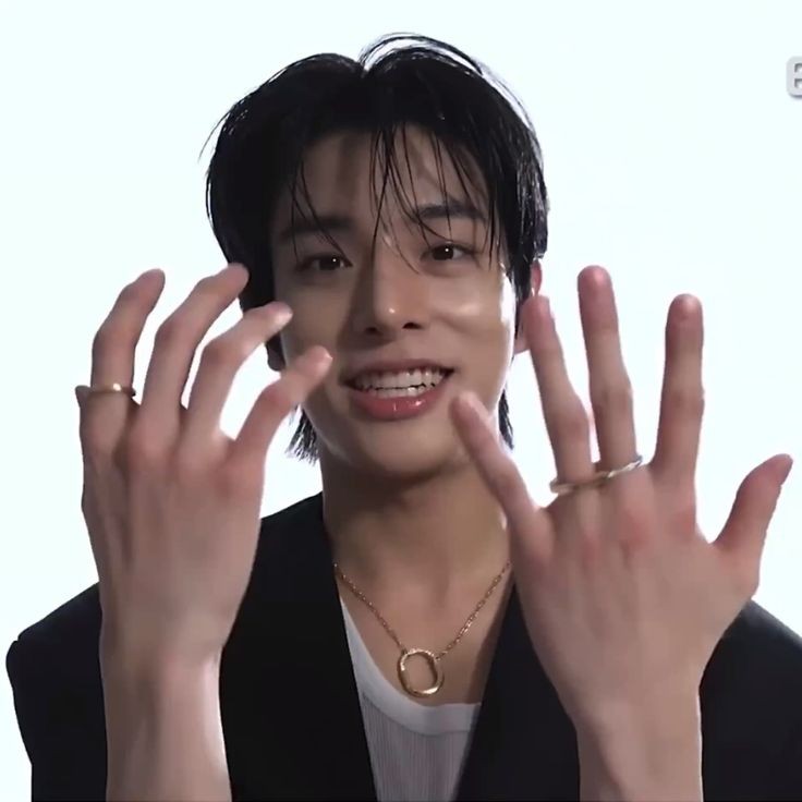 yuniyoiz's tweet image. ⊹ ˑ ִ ֶ 𓂃 jake's artsy hands with long fingers and slender wrists –a thread