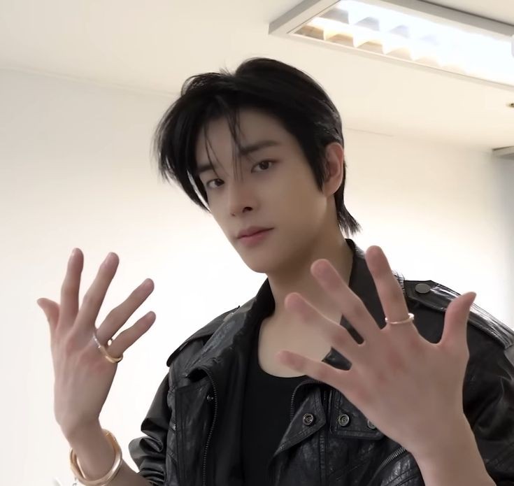 yuniyoiz's tweet image. ⊹ ˑ ִ ֶ 𓂃 jake's artsy hands with long fingers and slender wrists –a thread