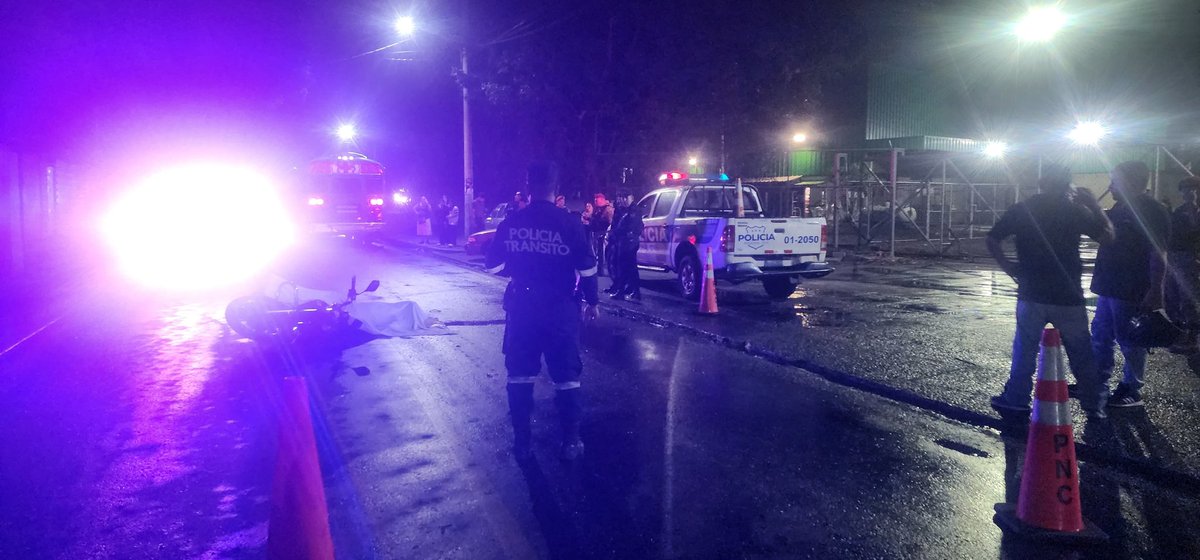 Un motociclista falleció luego de que se barrió en el pavimento y le pasó la llanta trasera de un autobús encima en la calle antigua al Matazano, Soyapango. 📸 Cortesía