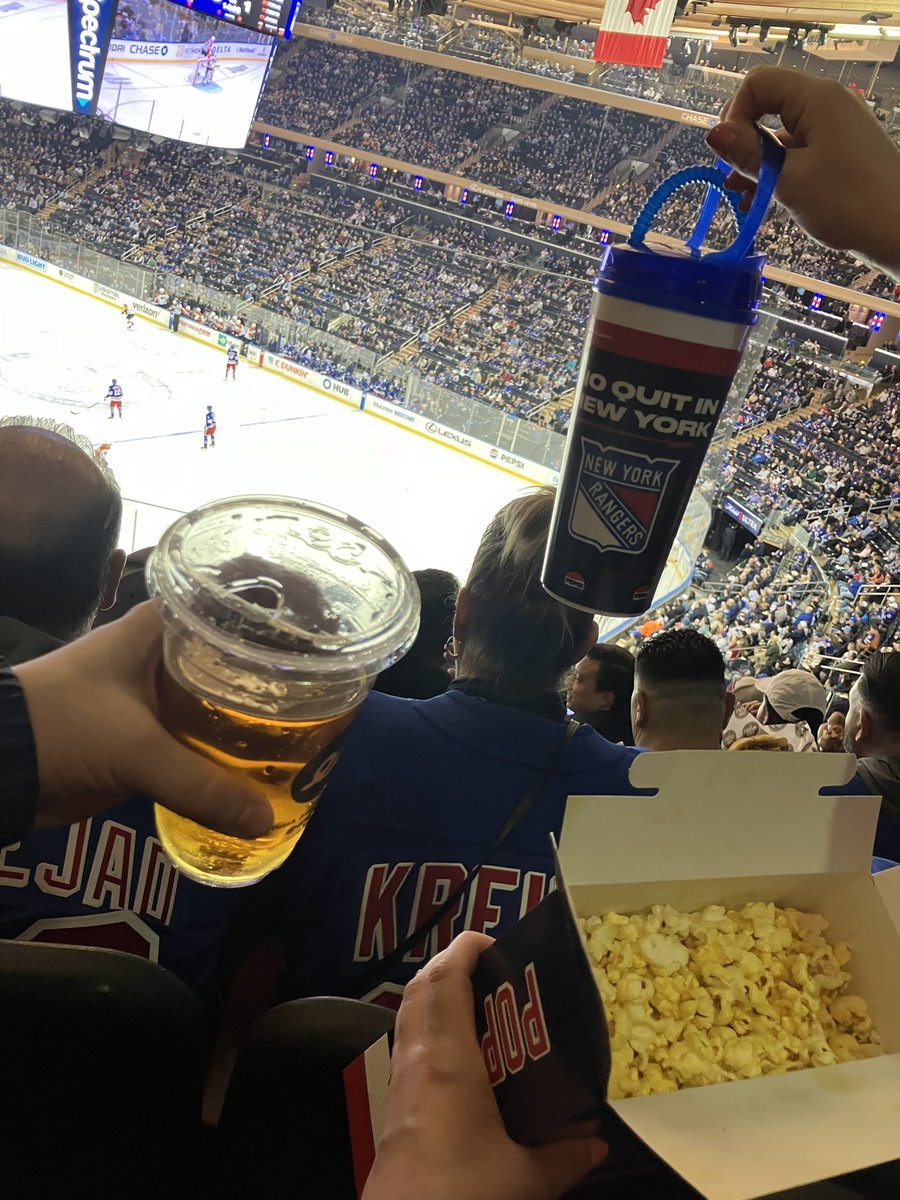 Illan Rangers-Flyers pelis MSG:llä muropaketillinen poppareita, keräilymukissa ”all you can drink” pepsiä ja Blue/Pointin toasted lager 41,07€. Saatoin antaa kyllä 15% tippiä kun baarimikko tunnisti suomalaiseks ja lupasi ettei oo sit mtn Lapin Kultaa.🙏 @matsisapuskat #nhlfi