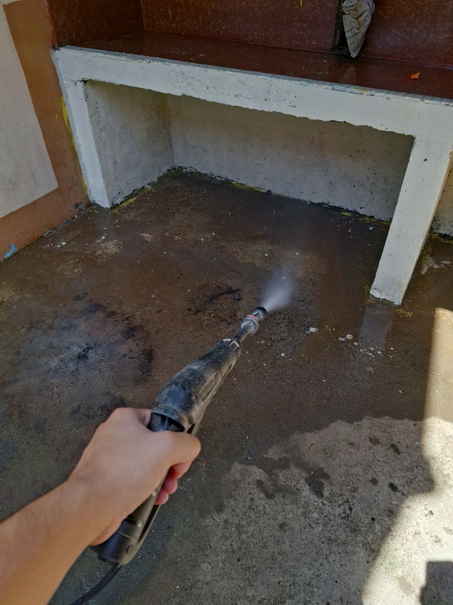 I got to use a powerwasher today :D