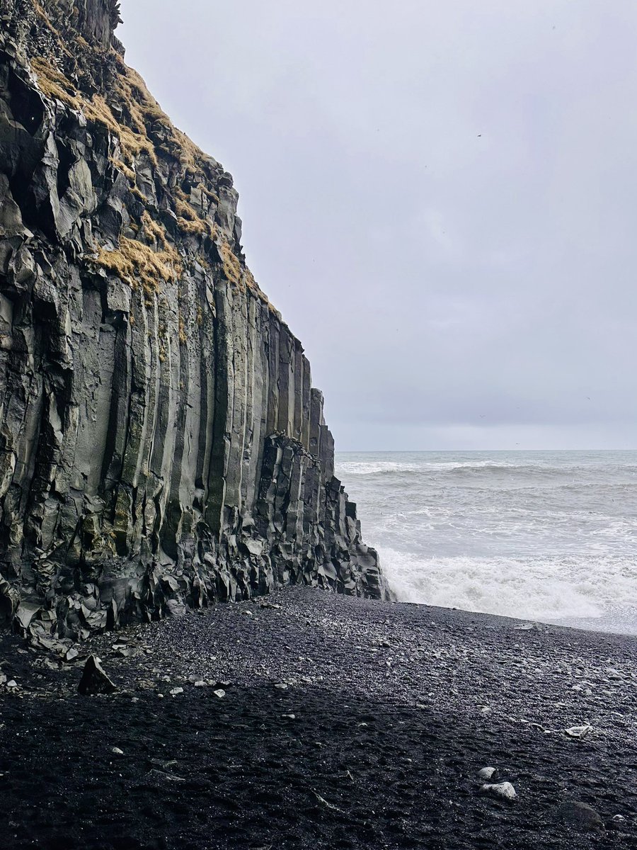 Reynisfjara, czarna plaża. Fale robią tutaj ogromne wrażenie potęgi natury