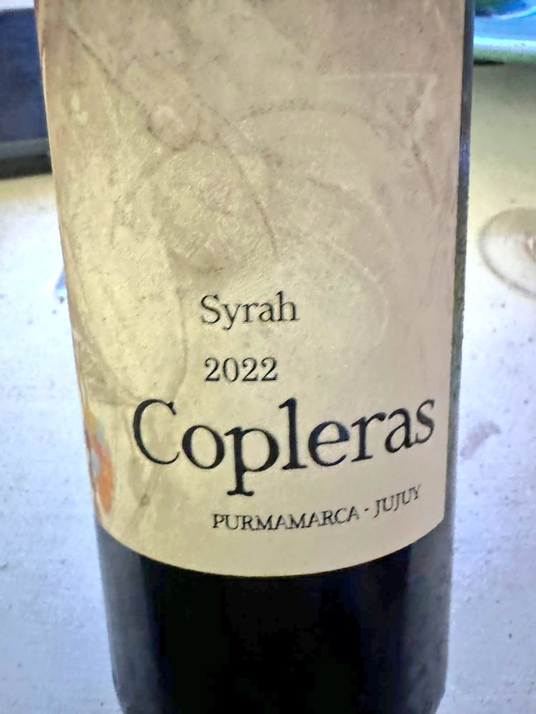 guillerochelle's tweet photo. Diana "la tana" Bellincioni nos explicaba ayer el uso jujeño que le dan al término Sacha, que se podría asimilar al wannabe. 
Todo un descubrimiento su proyecto bodega Kindgard en Purmamarca, mucho futuro en el vino jujeño, salute 🍷 https://t.co/67fFiqqxgR