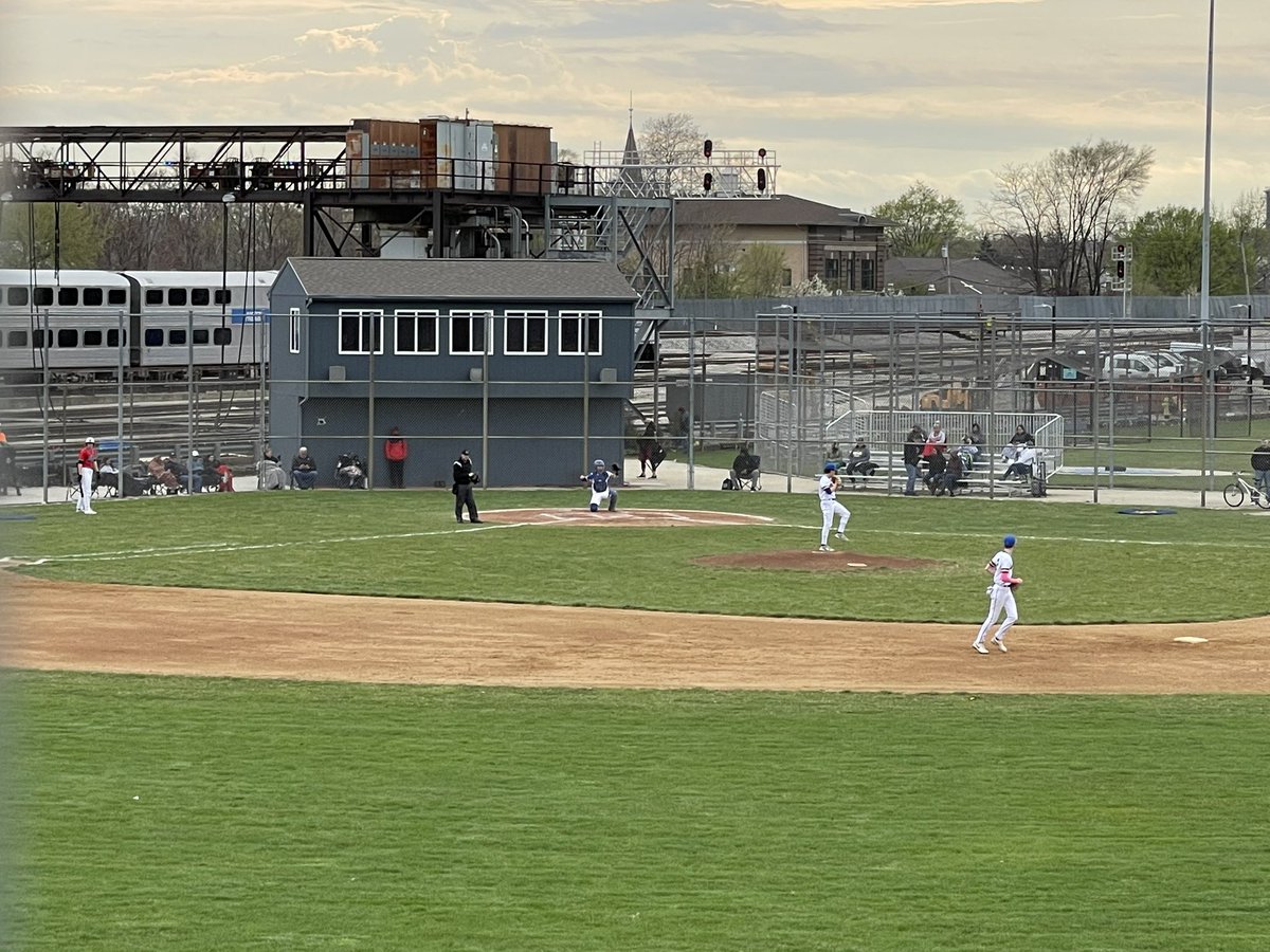 STEELMEN WIN! Great work by @SteelmnBaseball - 5-4 winners over Yorkville! #Onward