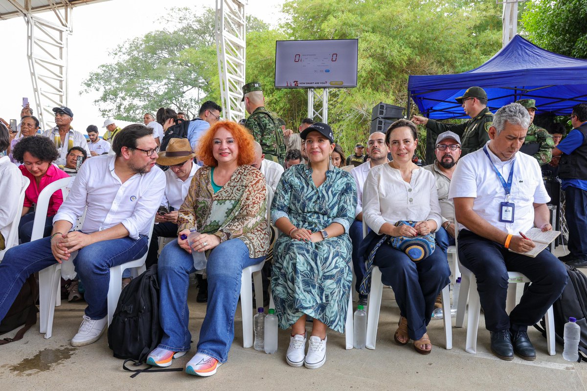 Los viceministros @liliasolanor y @cancinodiegoa, asistieron a la Asamblea Popular por la Paz y la Vida realizada en #Caucasia, #Antioquia. Se abordaron temas asociados con la formalización minera, acueductos rurales, sostenibilidad y planeación del territorio alrededor del agua