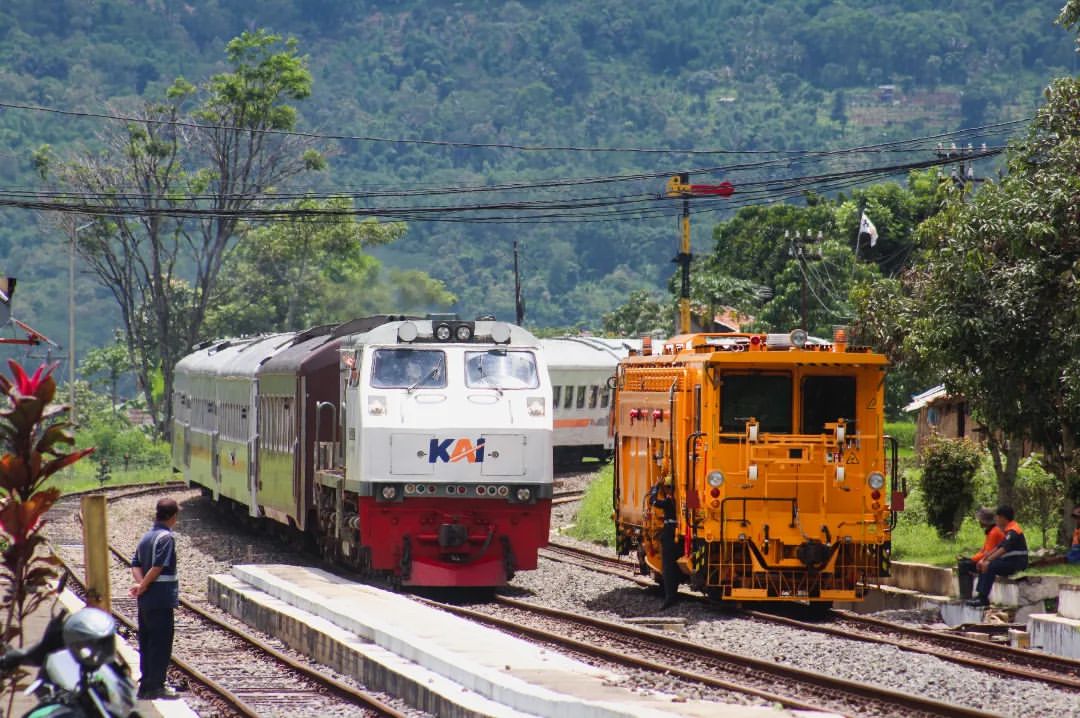 Padamu, aku sudah menemukan semua hal bahagia, dan kurasa itu cukup. 
Benar katamu dulu, akan ada kata "selesai" untuk semua hal yang sudah dimulai. Sekarang, aku akan terus berjuang agar selalu ada cerita indah, selama kita masih bersama. 🥰

Selamat pagi, #SahabatKAI

#KAI121