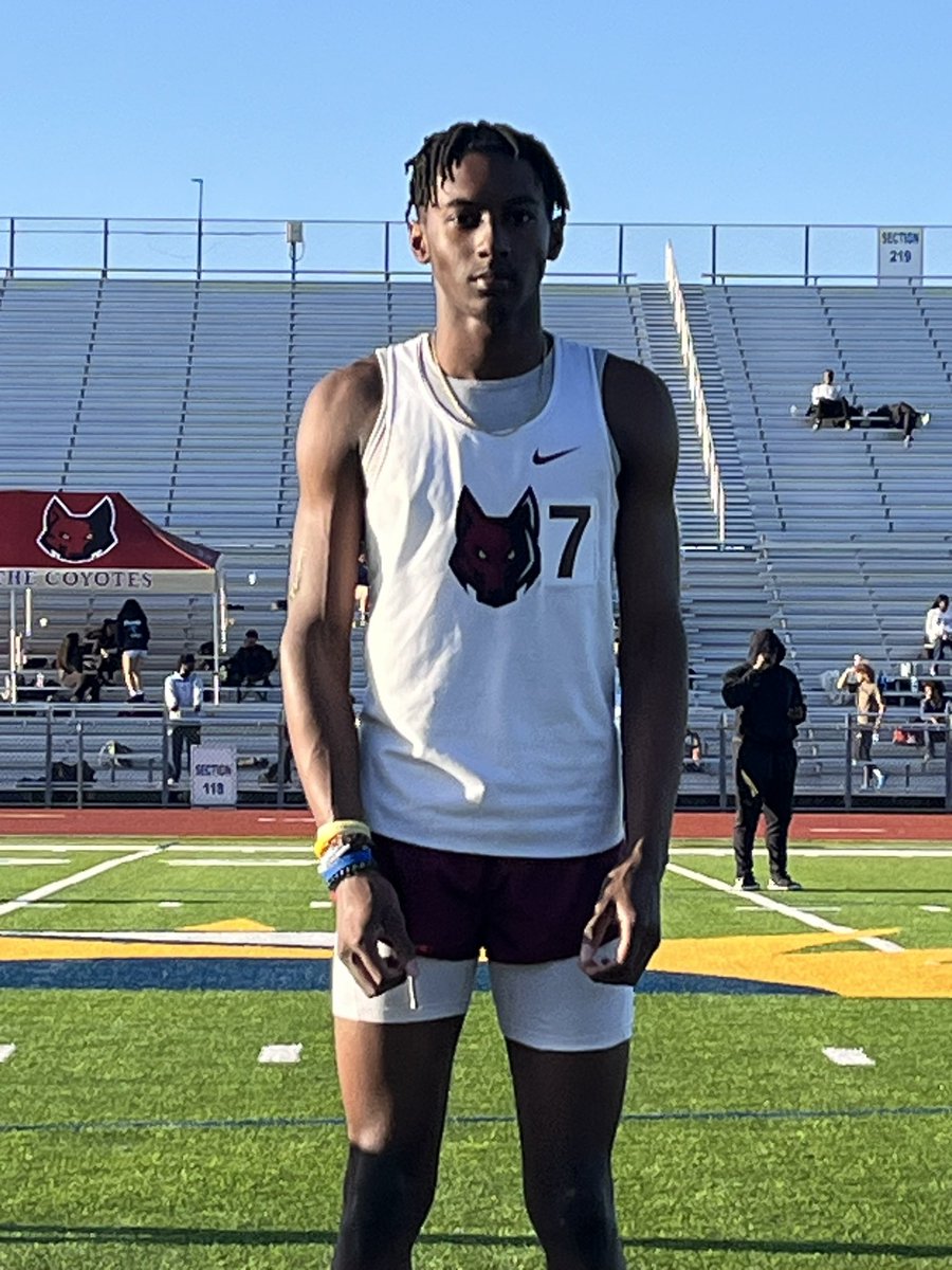 HHS_Track1's tweet photo. 🚨Cameron Brooks finishes 4th in the 300 hurdles and qualifies for the regional meet with a PR of 40.65. https://t.co/9gYc9z4ELc