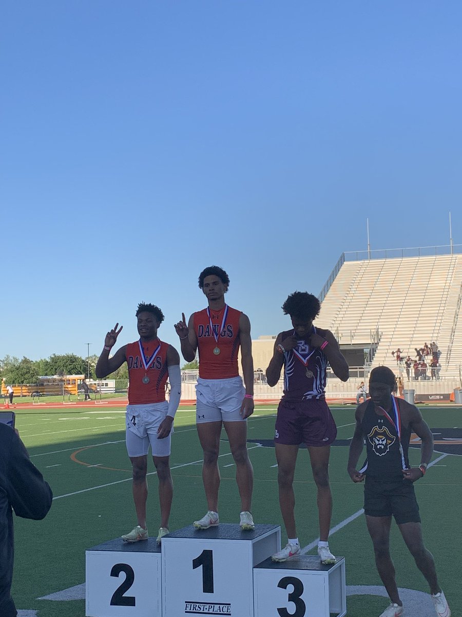 Congratulations to <a href="/OffTaylorBriggs/">Taylor</a> and <a href="/DkTyler_25/">Dakalon Tyler</a> for their 1-2 finish in the 400 meters! These guys are headed to Regionals! #DawgsUp #nodepositnoreturn