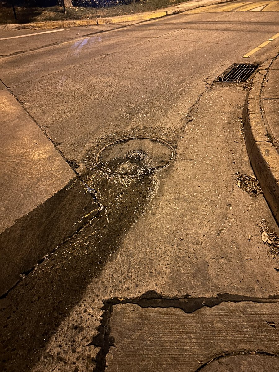 MACEHO's tweet photo. @Esval_chile SOS en Jardín del Mar, calle Coralina esquina de Avda Jardín del Mar cámara de alcantarillado colapsada y botando agua. Lo mismo en Coralina altura 351. Por favor ayuda! https://t.co/Bd75TgQszH