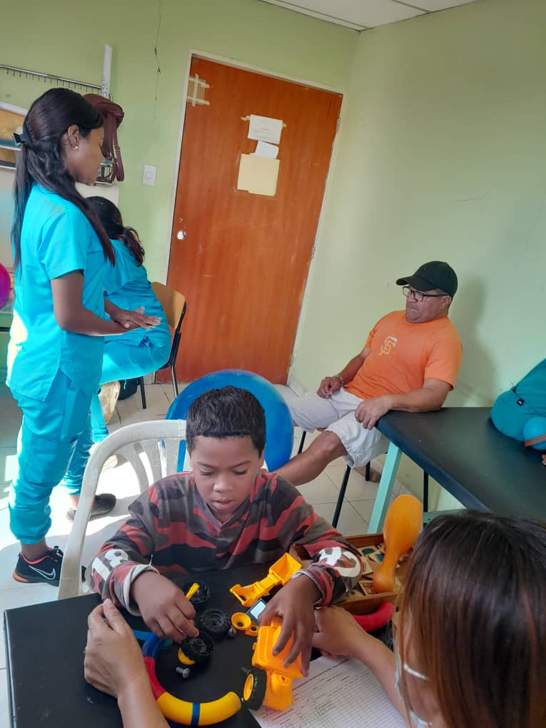 CDI Ernesto Ché Guevara. Estado Falcón. En nuestra Sala de Rehabilitación Integral se presta servicio de salud junto a las estudiantes de terapia ocupacional. #CubaPorLaVida #CubaCoopera @cubacooperaven @mmcvenFALP @Niurkaherrera75 @DrYusleivy