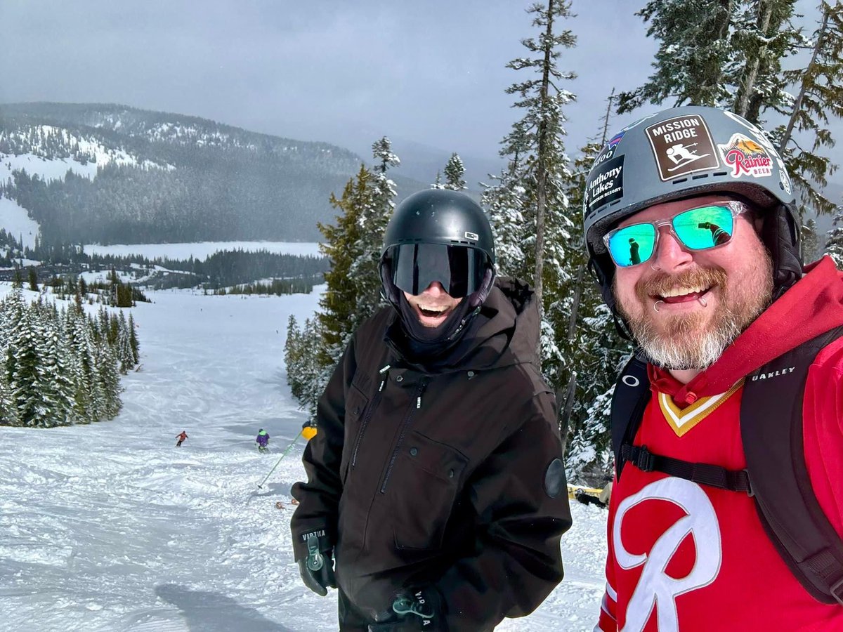 Smiles from the slopes of the #pnw