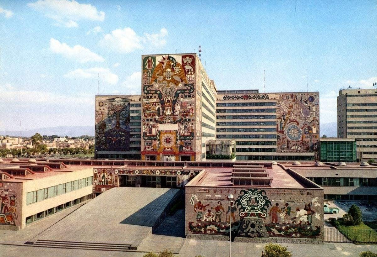 Hace poco terminaron de demoler el centro SCOP y me pareció muy interesante que su demolición era algo ya anunciado desde 1953 por uno de los arquitectos (Augusto Pérez Palacio) les cuento un poco de su historia que tiene que ver con el gran crecimiento de la CDMX🧵🏢