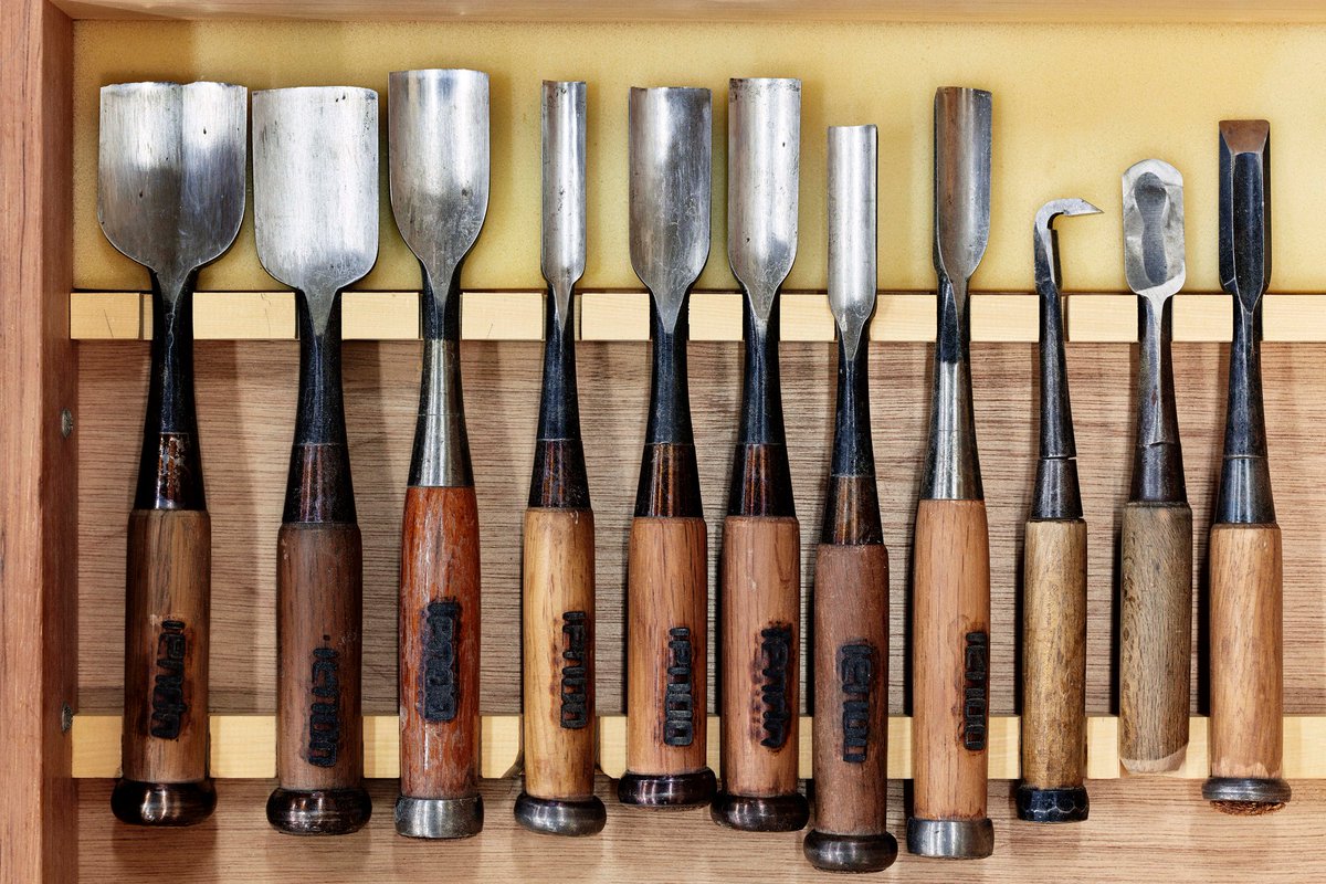 《 column 》職人の道具箱 木材の表面を削るための鉋(かんな)。 木材に溝や穴を掘るための鑿(のみ)。 職人達は必要に応じて道具から自作します。 #天童木工 #職人 #家具 #道具 #クラフトマンシップ