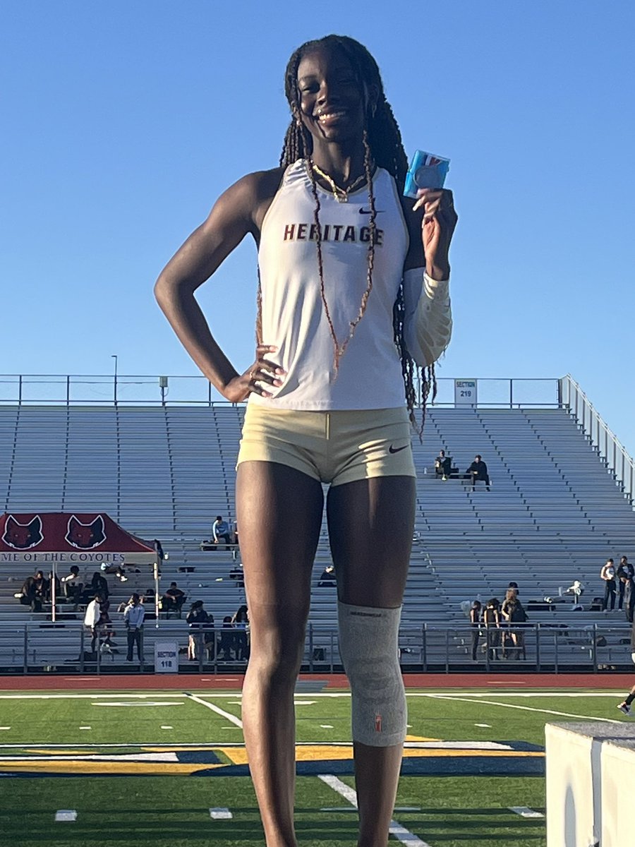 🚨Brooke Freeman finishes 2nd in the 200 with a time of 24.65 🔥 and qualifies for the Regional meet.