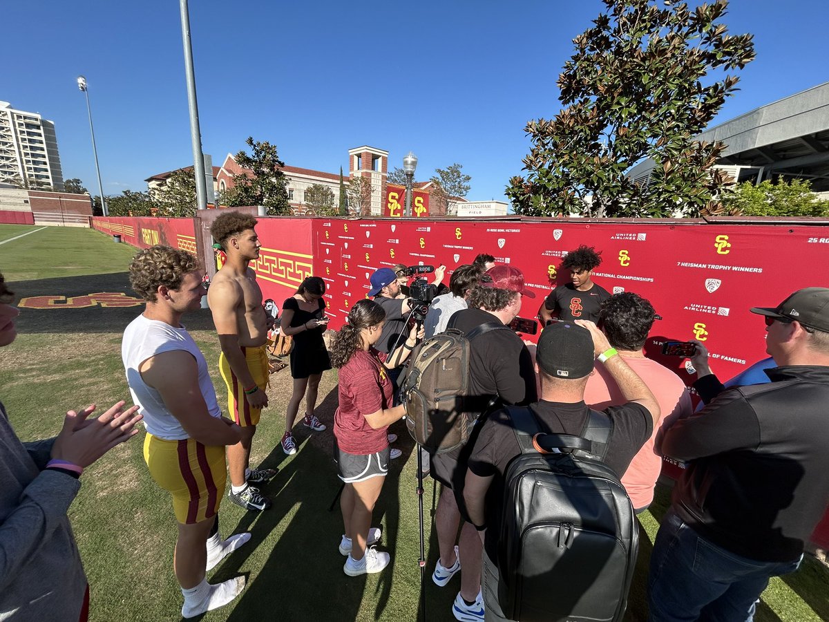 QB Miller Moss and WR Duce Robinson listening in on WR Ja’Kobi Lane’s scrum #USC