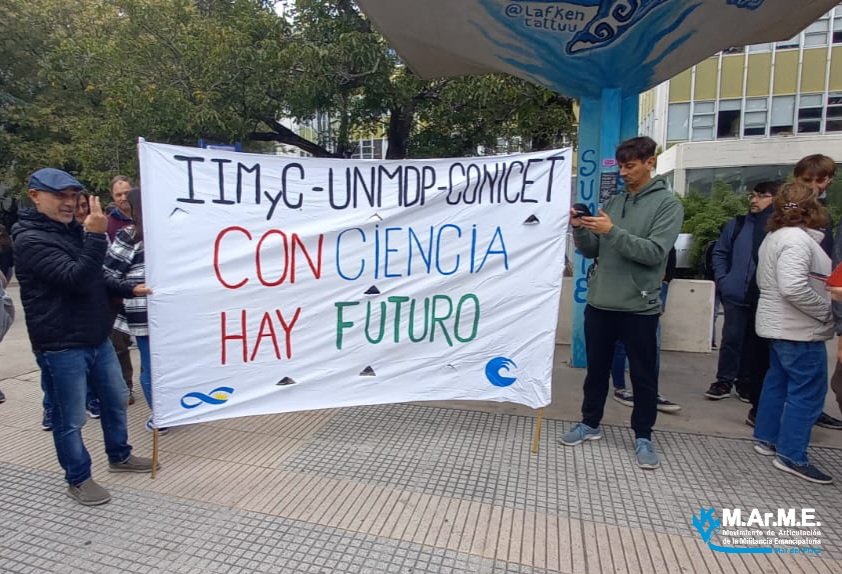 MovimientoMArME's tweet photo. Salimos a la calle a defender la #UniversidadPublica de los ataques del gob nacional. Pretenden q las #UUNN funcionen con presupuesto de hace 1 y 1/2 atrás, además del ajuste salarial. La producción de conocimiento gratuito es parte de nuestra identidad nacional
#BastaMilei https://t.co/Xf1F8896t5
