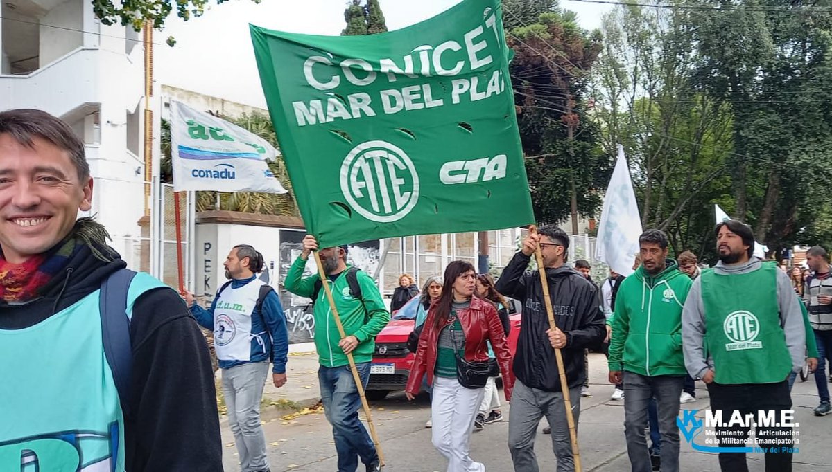 MovimientoMArME's tweet photo. Salimos a la calle a defender la #UniversidadPublica de los ataques del gob nacional. Pretenden q las #UUNN funcionen con presupuesto de hace 1 y 1/2 atrás, además del ajuste salarial. La producción de conocimiento gratuito es parte de nuestra identidad nacional
#BastaMilei https://t.co/Xf1F8896t5