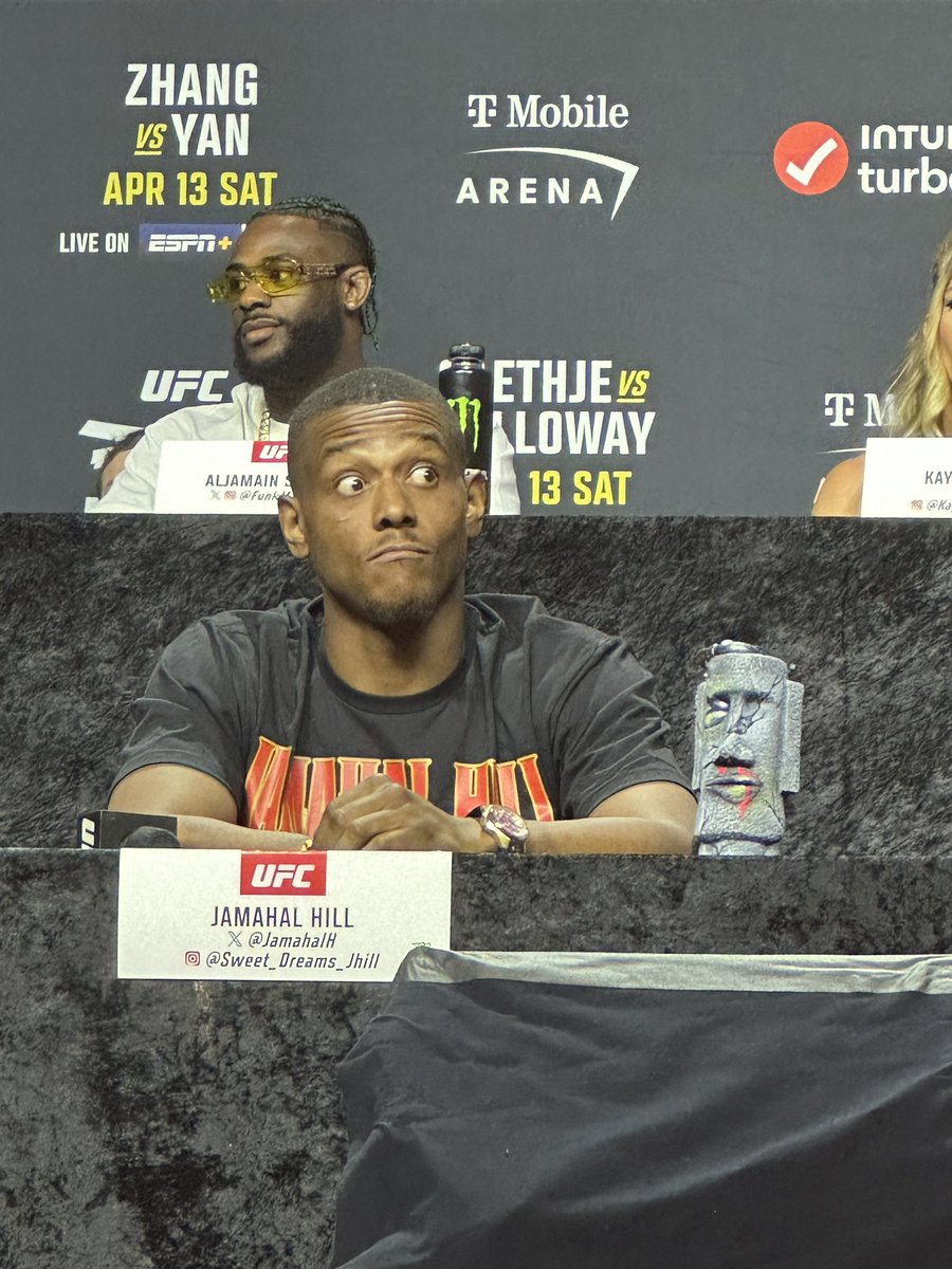 Caption this LOL! Jamahal Hill wore a stone head chain to the UFC 300 Press Conference. @JamahalH #UFC300 #ufc @ufc