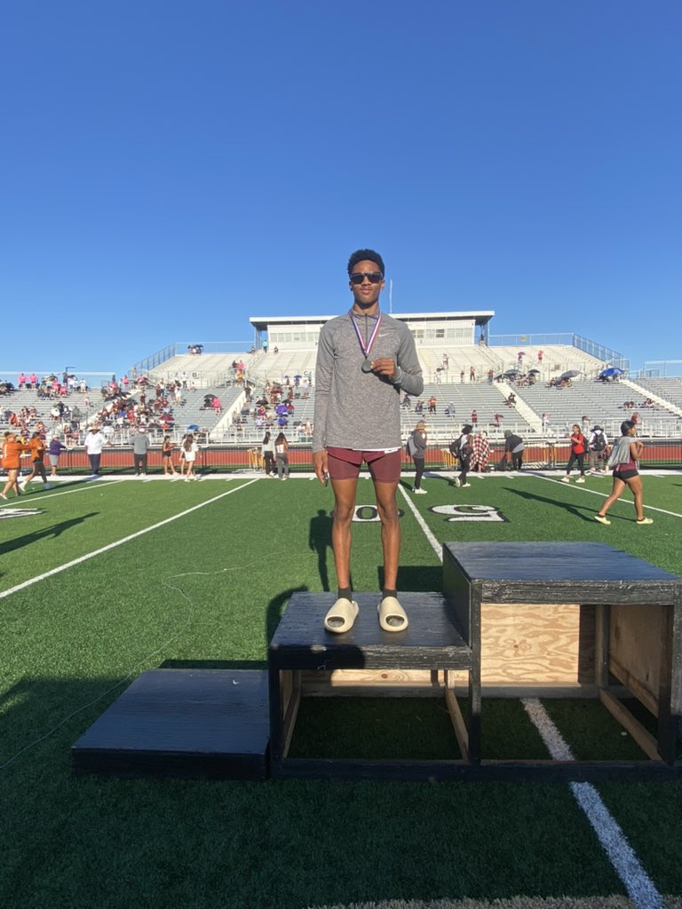 Regionals Bound!!

Donovan Dixon

2nd Place 800 M Run
2nd Place 400 M Dash