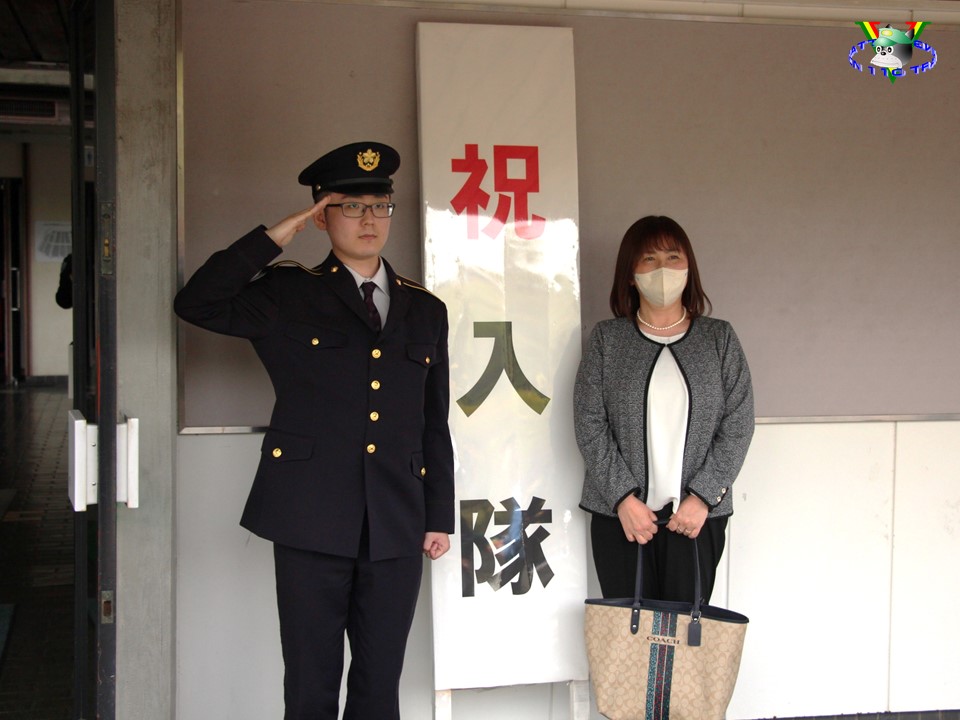 gsdf_110tngbn's tweet photo. ４月７日、松山市民会館において新隊員の入隊式を行いました🌸真新しい制服に袖を通し、緊張した面持ちで全員揃って服務の宣誓を実施。式の後は久しぶりに家族と再会し、楽しい時間を過ごしました☺️❗️
＃松山駐屯地
＃第１１０教育大隊
＃一般陸曹候補生
#入隊式 
＃愛媛県 https://t.co/rRpBaO33Oe
