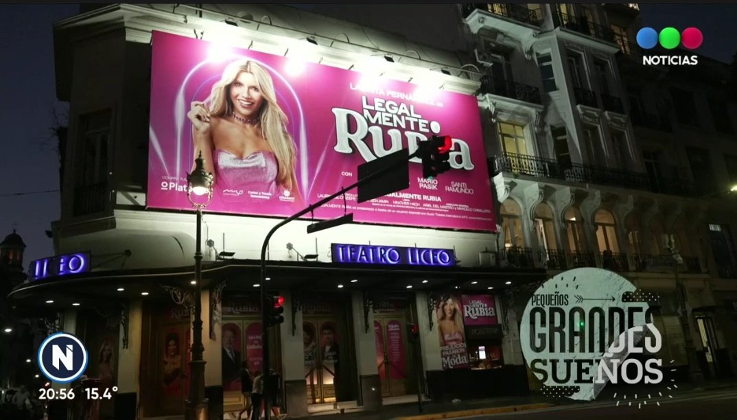 Lau mirando el teatro Liceo🎭 con tanto amor y orgullo 🩷🥹