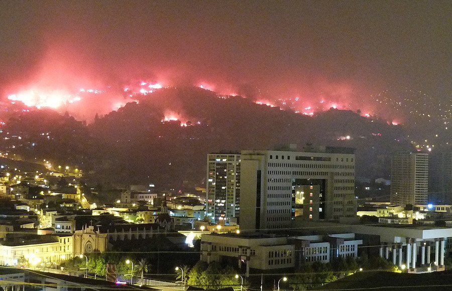 El sábado 12 de abril de 2014 se produjo un gran incendio en Valparaíso. Un fuerte viento hizo que el fuego se extendiera a barrios y poblaciones completas de la parte alta del sector Almendral.  Sigue en la memoria de muchos!

<a href="/CBV1851/">Bomberos Valparaíso</a>
