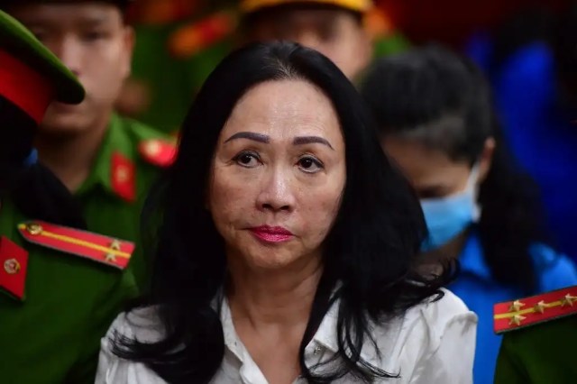 La empresaria vietnamita Truong My Lan, de 67 años, presidenta de la firma de bienes raíces Van Thinh Phat, fue condenada a muerte, por desviar fondos de 25 mil millones de euros, es decir 12 mil 500 millones de dólares, el 6% del PIB de Vietnam en 2023.

#SucreEnLaNoticia