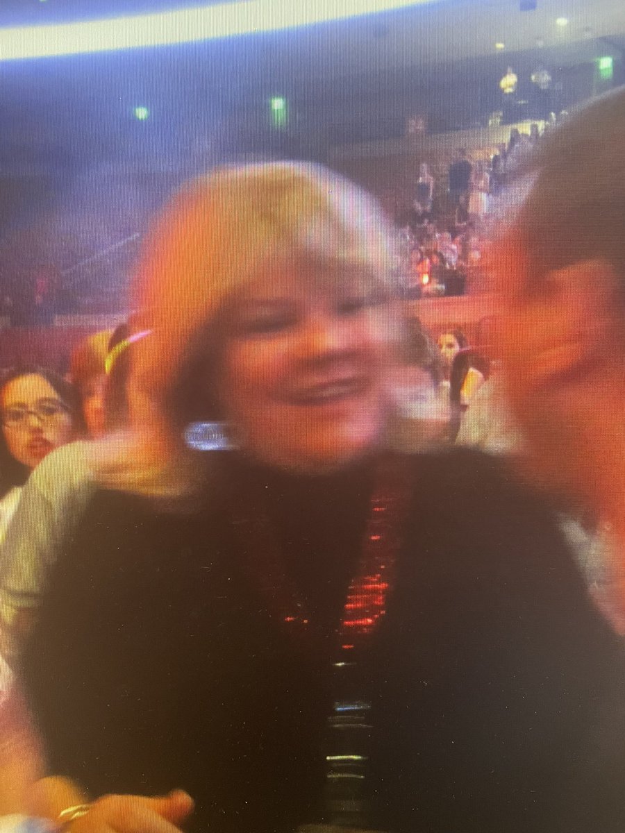 e_mill11's tweet photo. 8 more days until #THETOURTUREDPOETSDEPARTMENT and #ThrowbackThursday to @taylorswift13 Red tour when we got to high-five Taylor and meet Mama Swift 😭🥹 @taylornation13 #taylorswift #TSRedTour #TSTheErasTour #MamaSwift https://t.co/9a18N999jW