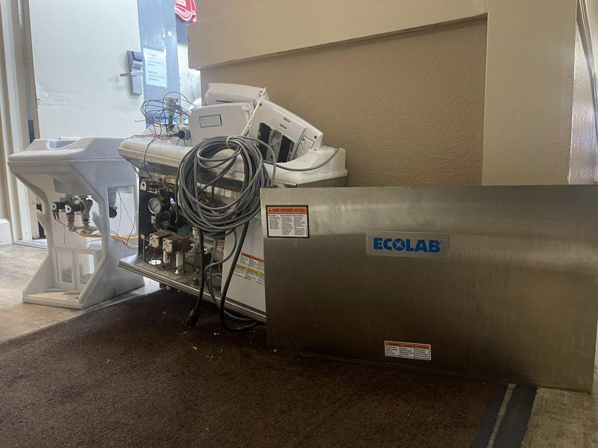 Just finished upgrading my laundry system at the property.

We’ve got two washers: a 100lb and 160lb that run constantly through the day.

It blows me away what these machines go through and just keep on trucking.

So I used to be on EcoLabs solid detergent system and man let me…