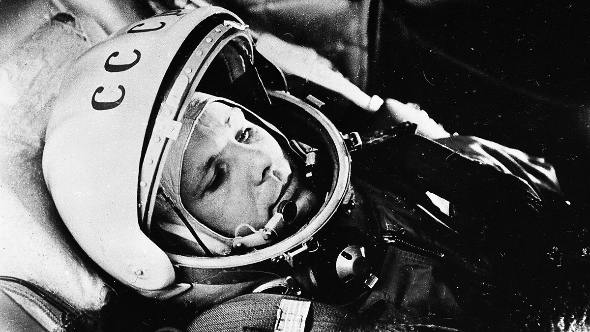 12 апреля День космонавтики 12 апреля 1961 года советский космонавт Юрий Гагарин на космическом корабле «Восток-1» стартовал с космодрома «Байконур» и впервые в мире совершил орбитальный облёт планеты Земля. Полёт в околоземном космическом пространстве продлился 108 минут
