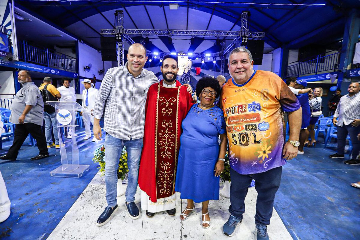 🦅🙏🏽 “É feito reza um ritual” Com as benções do padre Marcelo Farias, celebramos mais uma missa de aniversário do nosso pavilhão. Viva os 101 anos da Portela! 🦅💙🤍 📸 Hector Santos