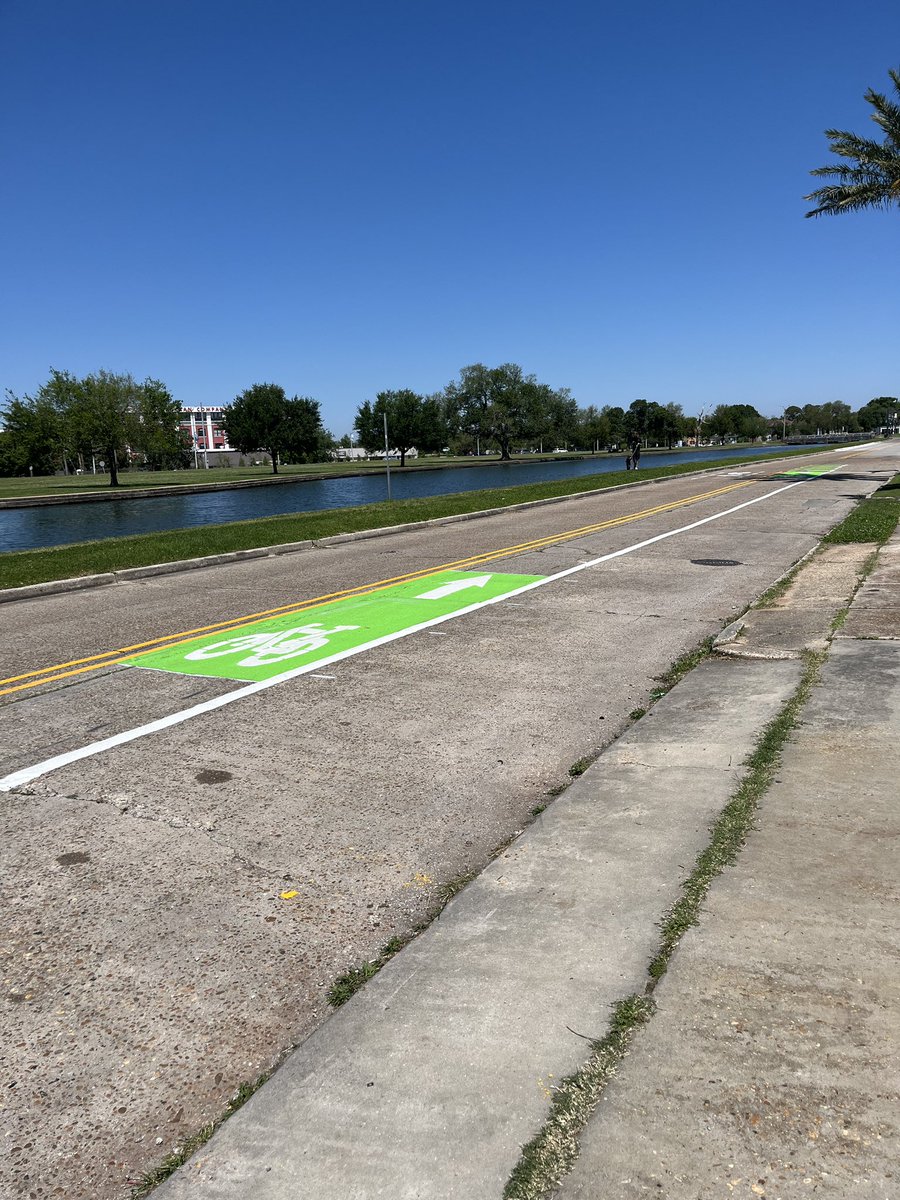 🚧🦺Barriere Construction Company, LLC. crews complete striping along Moss Street as part of the $23M Bayou St. John, Fairgrounds, Seventh Ward Group B construction project • • #roadworknola #nolaprogress #construction #infrastructure #bayoustjohn #neworleans #mobility #safety